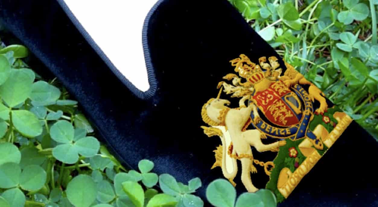 Логотип студенческого братства вышит на паре тапочек.